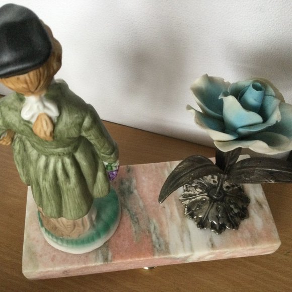 Unique handmade home decoration figurine & flower on stone stand - Picture 4 of 4